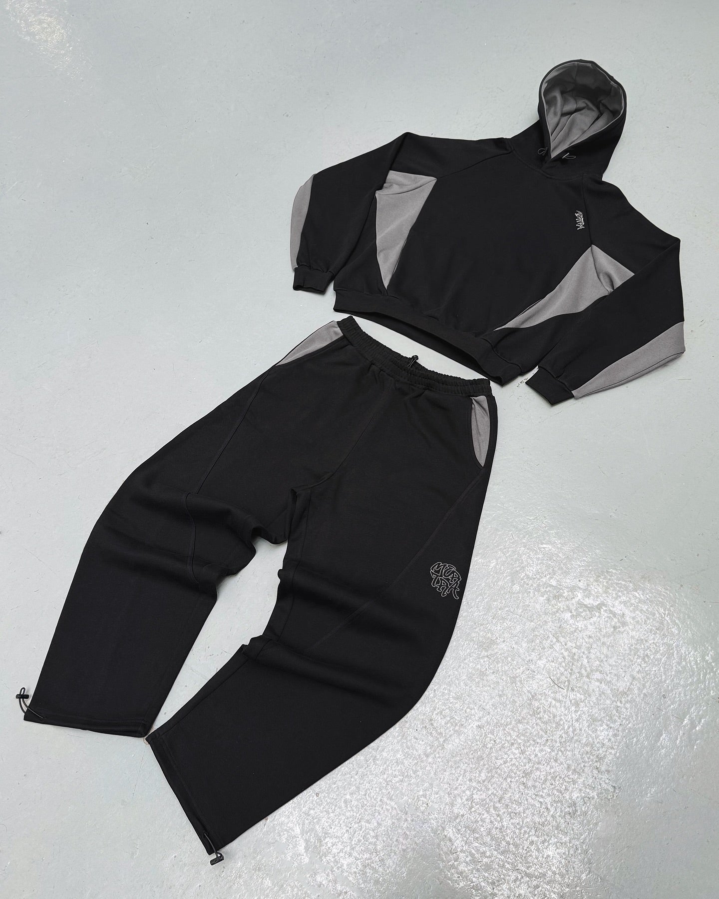 Mertra Tracksuit – Black